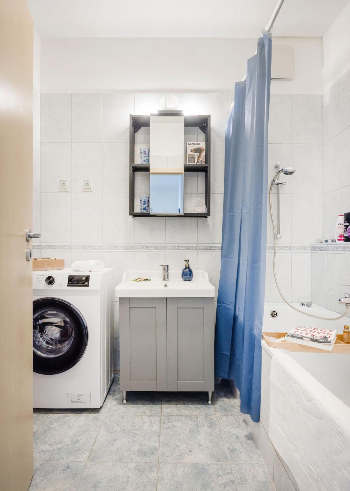 Modern Two-Bedroom Apartment With Free Parking 布达佩斯 外观 照片