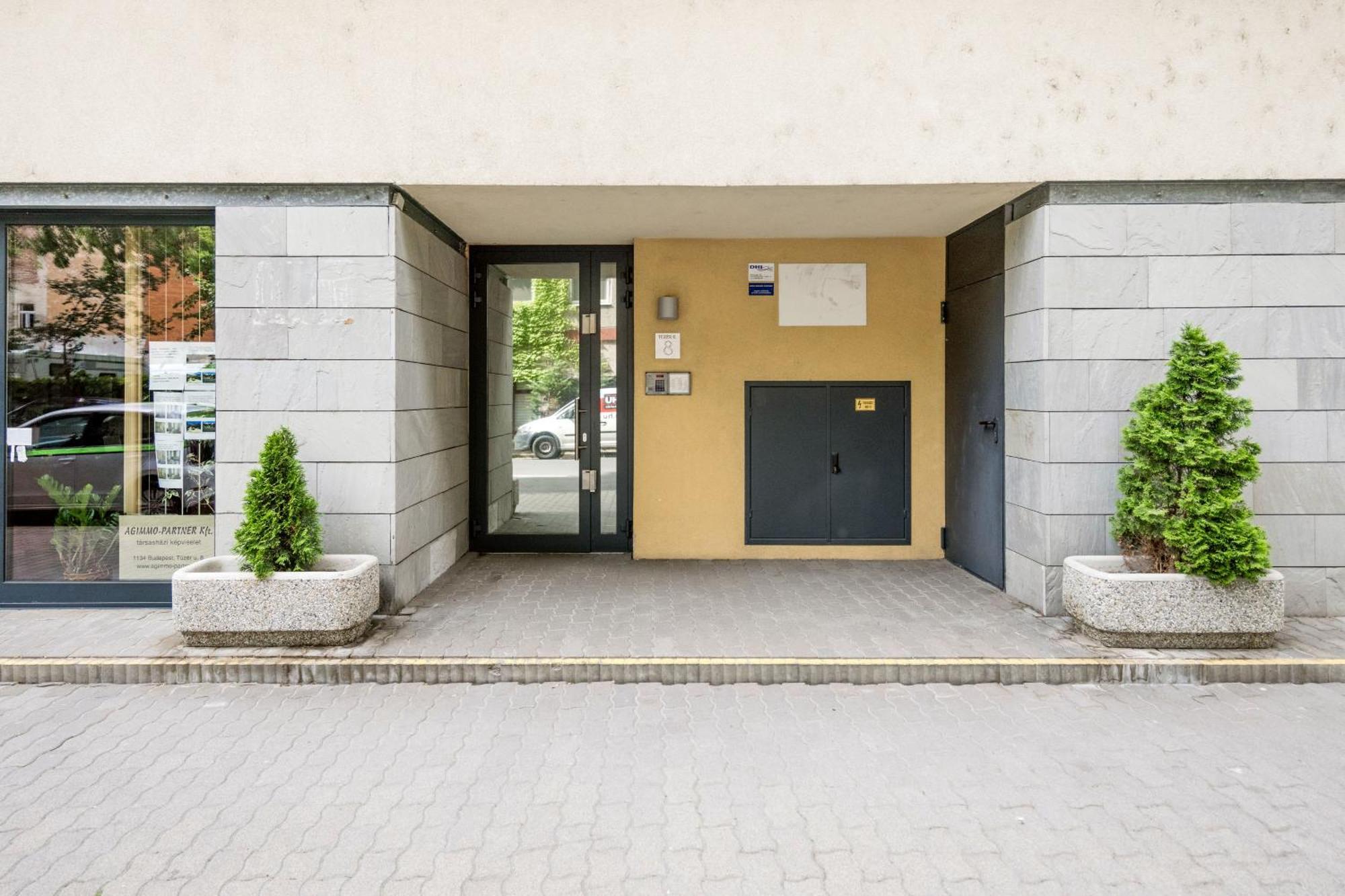 Modern Two-Bedroom Apartment With Free Parking 布达佩斯 外观 照片
