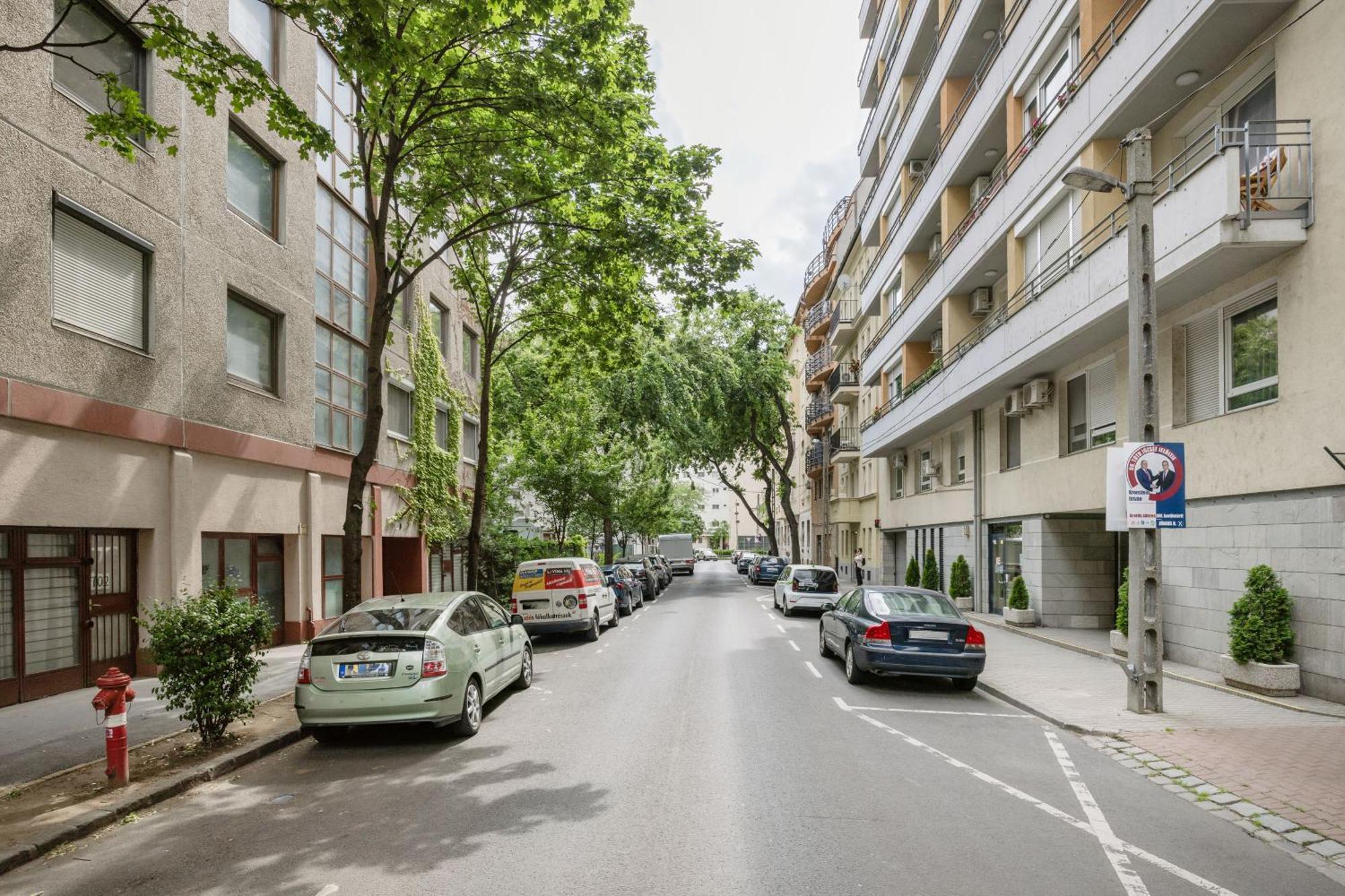 Modern Two-Bedroom Apartment With Free Parking 布达佩斯 外观 照片